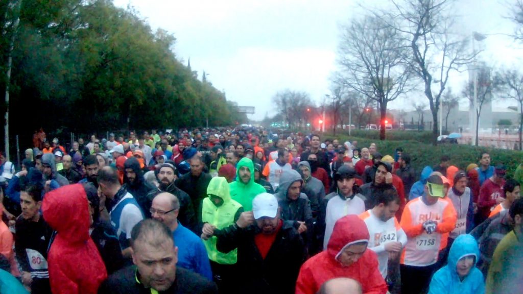 3000 corredores desafían al frío, la lluvia y el viento en la carrera Galápagos Valencia 2018