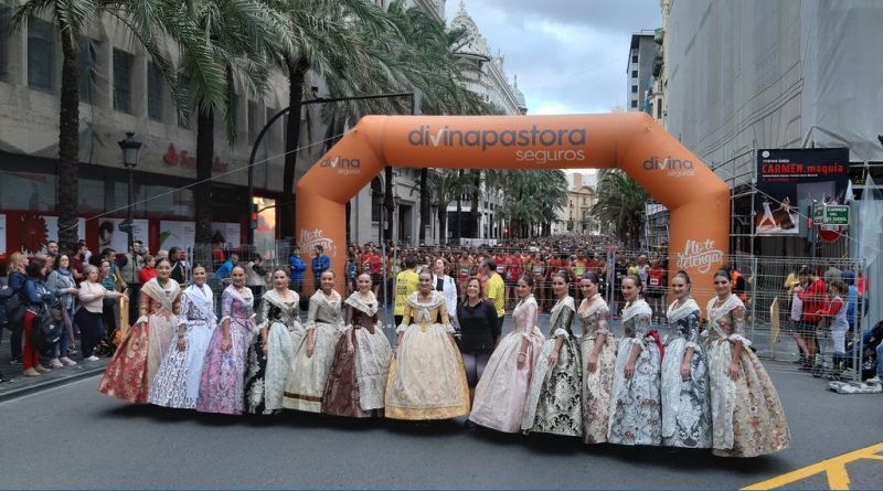 La Fallera Mayor de Valencia Consuelo Llobell da la salida de la Volta a Peu de les Falles 2019