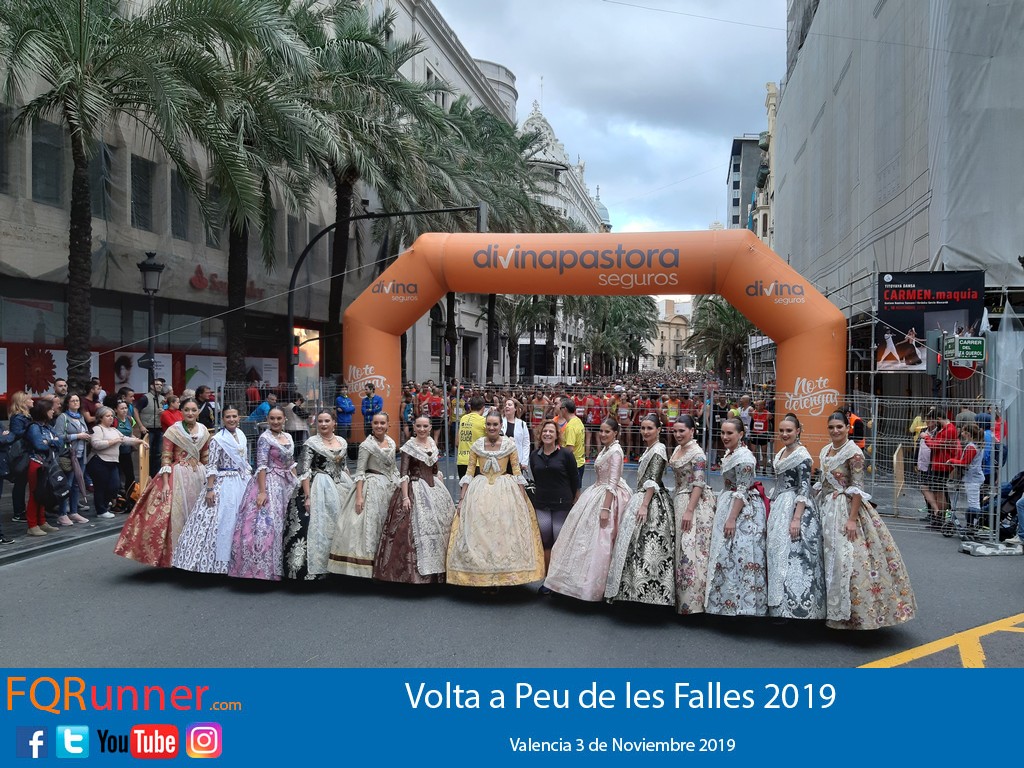 La Fallera Mayor de Valencia Consuelo Llobell da la salida de la Volta a Peu de les Falles 2019