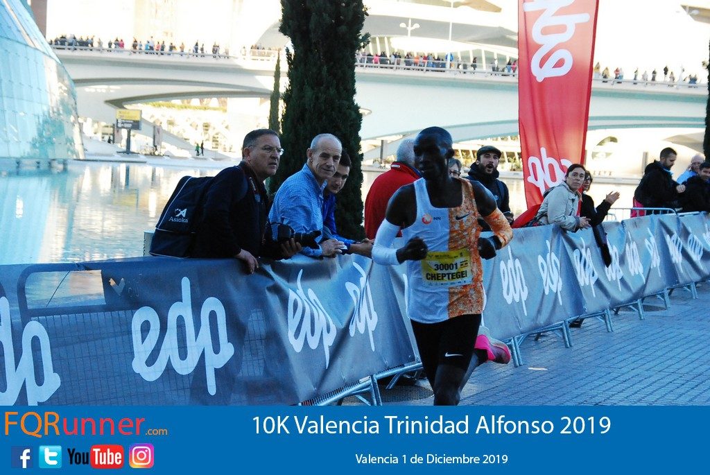 Joshua Cheptegei consigue en Valencia el record del mundo de 10K