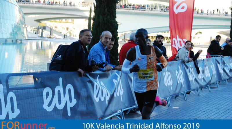 Joshua Cheptegei consigue en Valencia el record del mundo de 10K