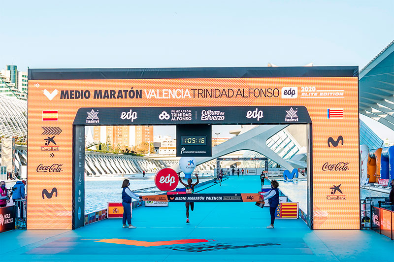 Genzebe Dibaba con un tiempo de 1h05:18