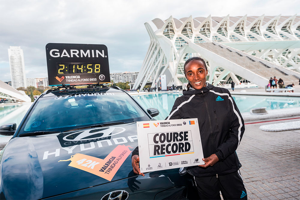 Amane Beriso, fijando el nuevo récord de la prueba en 2:14:58